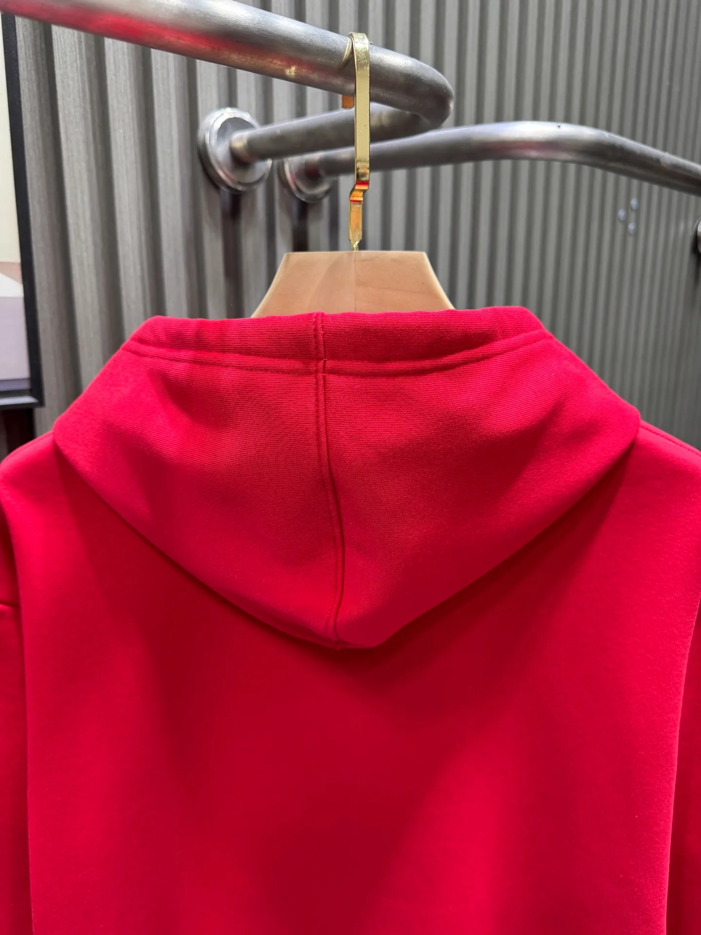 🅿️280 Louis Vuitton LOUIS VUITTON New Year's wool embroidered eye-catching autumn and winter hooded sweatshirt 400 grams of pure cotton ➕ silver fox velvet purchased and developed at 11600. The fabric is made of 32s double-ply cotton sweatshirt fabric. After the gray fabric is dyed and shaped, the base fabric is made of fleece and shearing. Matching 26s double yarn horizontal plate machine to weave ribs. Print AB color according to the Y version color. Custom-dye the rib color of bulk fabrics. The front hand-cranked embroidery patch is embroidered with a chapter. The chapter is embroidered with a Tajima towel machine imported from Japan. The yarn is dyed according to the pattern. The bottom layer is made of two-line non-woven fabric three-dimensional towel embroidery + flat embroidery. Laser positioning burnt cutting non-woven fabric hollow effect. Later, manual finishing of the corner edges is added to trim the edge stop to a minimum. The width is exactly the same as the pattern. The overall line is straight and delicate. The fabric is comfortable and soft. The color is consistent and has no color difference. It can be matched with the same style to create a fashionable look and handle various occasions. Customized accessories, complete with three standards, same style for men and women